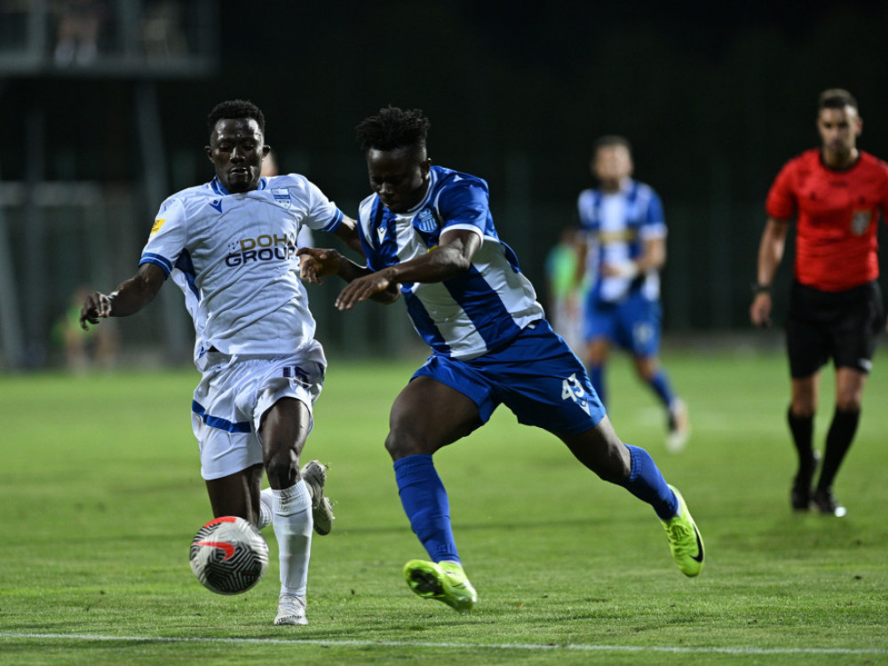 Fudbaleri Novog Pazara i OFK Beograda, u meču 8. kola