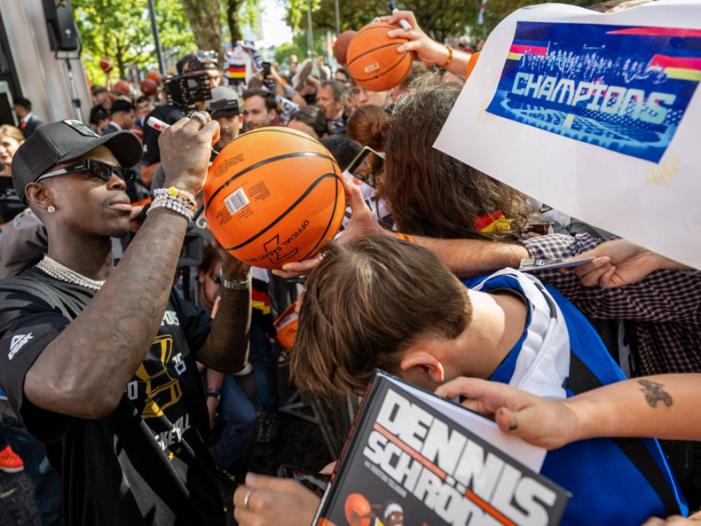 Denis Šruder potpisuje autograme