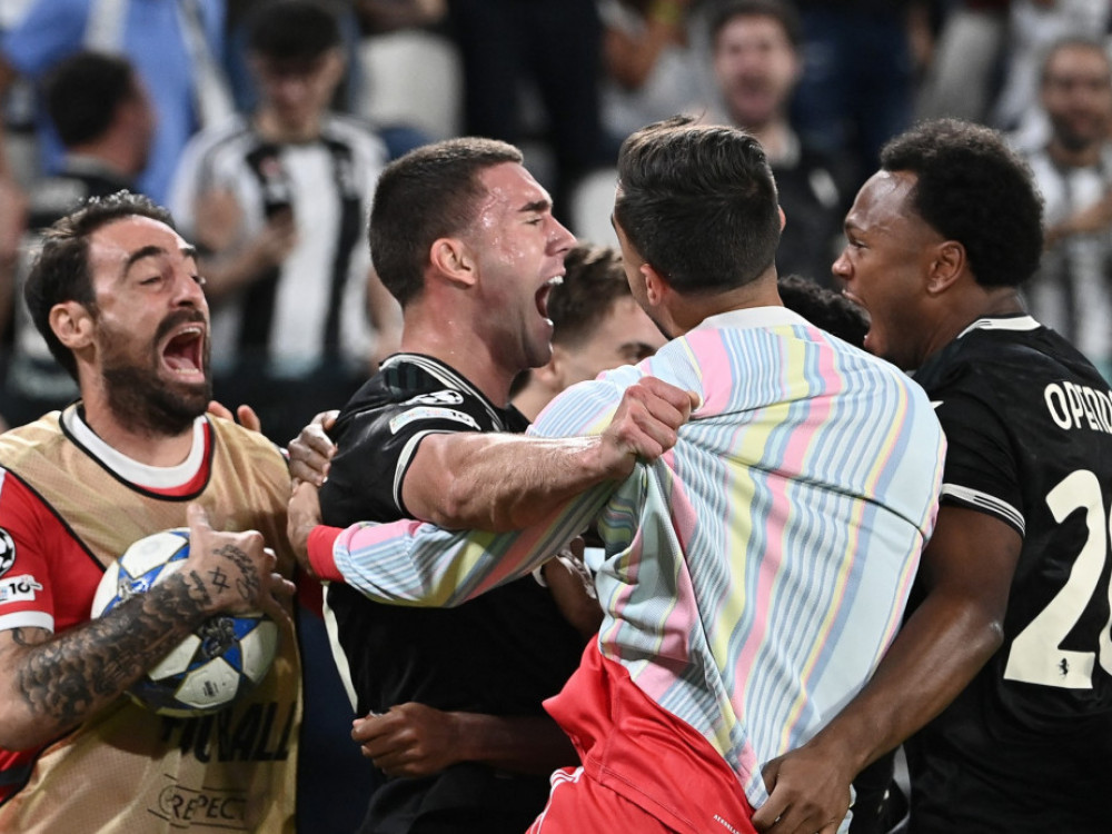 Dušan Vlahović slavi sa igračima Juventusa