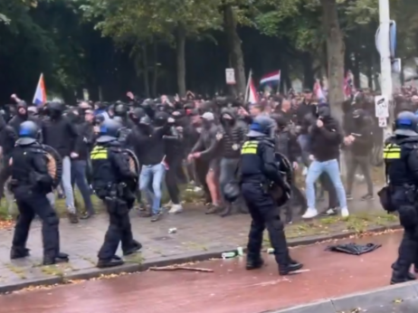 (FOTO/VIDEO) Ujedinjeni holandski navijači napravili haos u Hagu: Masovne tuče sa policijom, zapaljena kola...