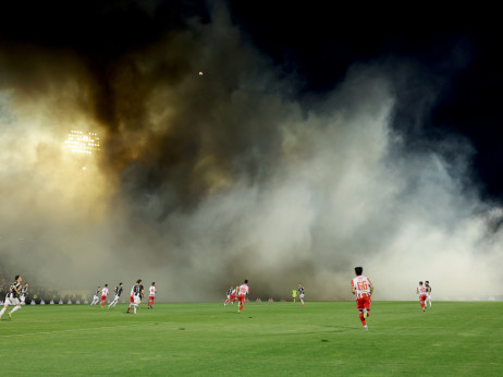 (VIDEO) Prekinut derbi! Bakljada sa juga zaustavila utakmicu!