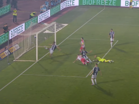 (VIDEO) Karabeljov sa gol linije sačuvao mrežu Partizana: Propuštena velika prilika za Zvezdu!