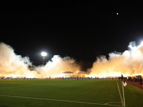 (VIDEO) Bakljade, prekidi, penal i pobeda: Zamagljeni stadion Partizana uz trijumf proslavio 80. rođendan