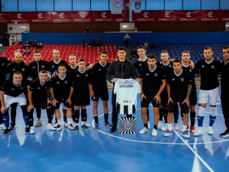 Crno-bela porodica: Vanja Dragojević posetio futsalere Partizana pred odlazak na okupljanje mlade reprezentacije Srbije