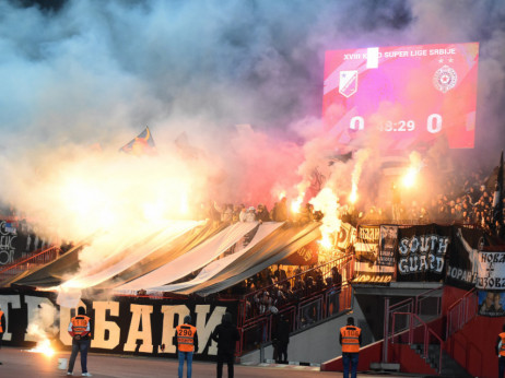 (VIDEO) Tuča navijača ispred stadiona Partizana: Sevale baklje u Humskoj