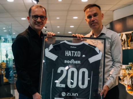 Predrag Mijatović uručio poklon Bibarsu Nathu za 200. odigranih mečeva u Mozzart Bet Superligi Srbije