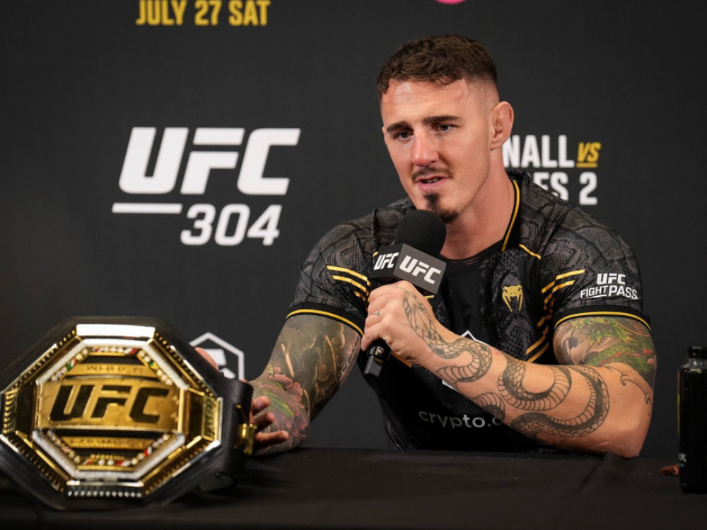 Tom Aspinal sa UFC pojasom teške kategorije