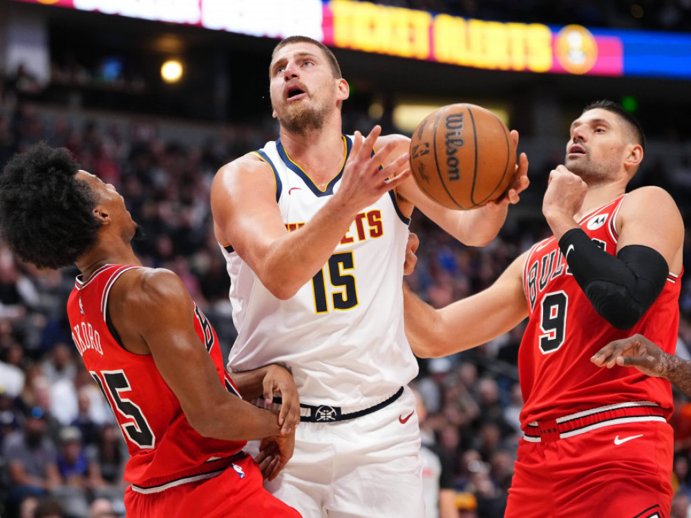 Nikola Jokić u duelu sa Bulsima