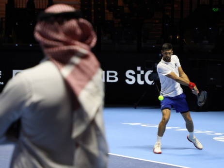 Teniski spektakl u Saudijskoj Arabiji: Đoković i Siner u borbi za finale i bogatstvo u pustinji