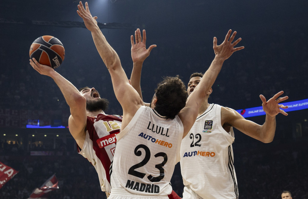 Nikola Kalinić u reketu Reala