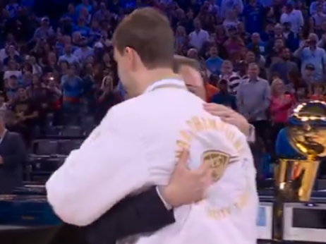 (VIDEO) Koga briga što nije odirao ni minut: Nikola Topić dobio NBA prsten!