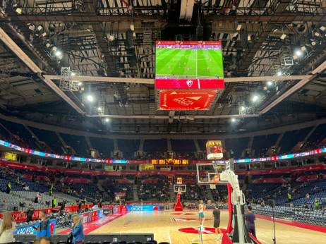 (FOTO) Navijači Crvene zvezde bodre fudbalere u Beogradskoj areni: Dešavanja iz Brage "predigra" za košarkaški spektakl