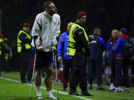 (VIDEO) Ne sluti na dobro, Arnautović na štakama: Crvena zvezda čeka detaljnu dijagnostiku