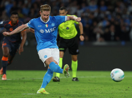 Konte ume sa Interom: Napoli slavio u derbiju, Vanju savladali samo sa penala, De Brujne povređen