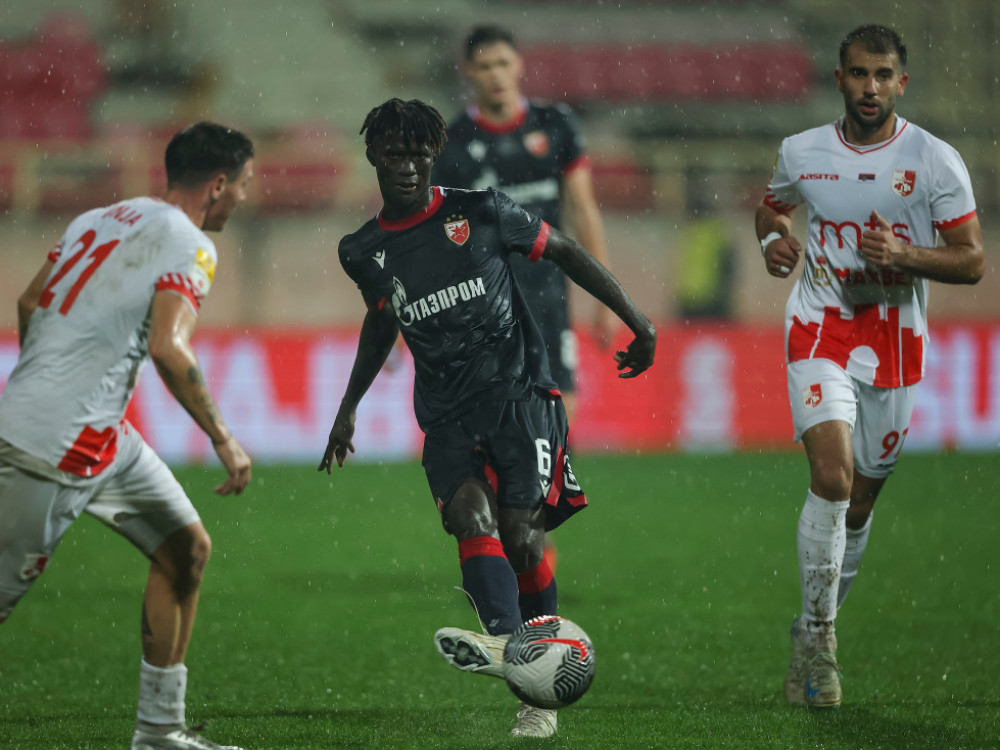Fudbaleri Crvene zvezde i niškog Radničkog, u prvenstvenom meču
