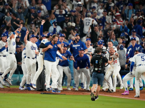 (VIDEO) Ohtani ispisao istoriju Svetske serije: Dodžersi slavili posle ČAK SEDAM SATI, Toronto zaostaje u finalu!