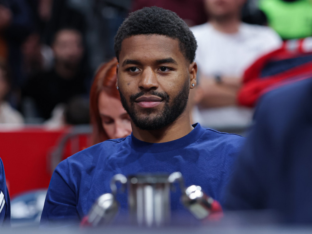 Džered Batler sa klupe posmatra duel Zvezde i Asvela