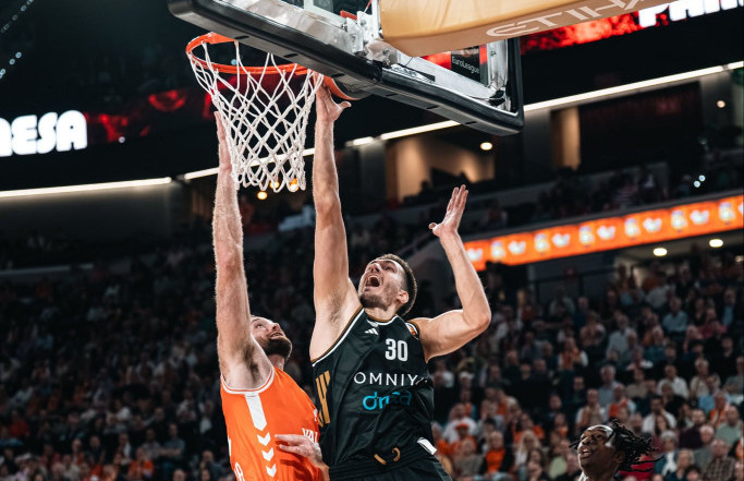 Filip Petrušev na meču sa Valensijom