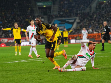 Borusija ide punih džepova iz Augsburga u Dortmund: Jedno poluvreme za tri boda