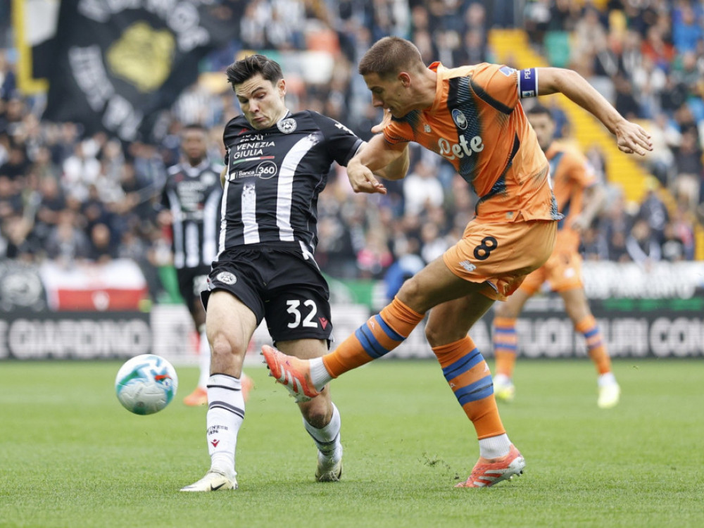 Fudbaleri Udinezea i Atalante, na meču 10. kola Serije A