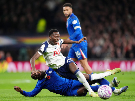 Čelsi ume sa Totenhemom: Presudio Žoao Pedro za petu u nizu!