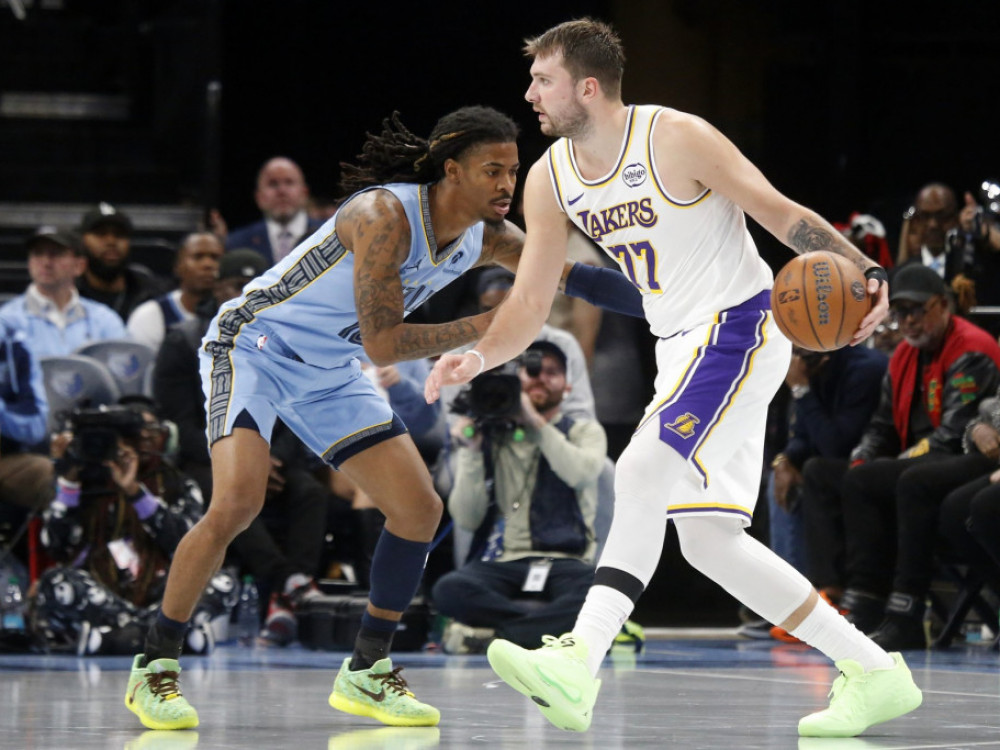 Dža Morant, košarkaš Memfisa, u duelu sa Lukom Dončićem iz LA Lejkersa