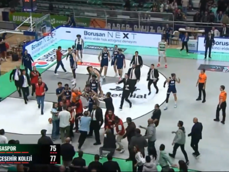 (VIDEO) Burna dešavanja u turskoj ligi: Flin doneo pobedu Bahčešehiru, pa izazvao opšti haos na parketu