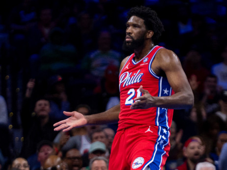 Džoel Embid po starom: Kažnjen sa 50.000 dolara zbog istog nepristojnog gesta