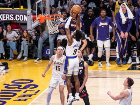 (VIDEO) Potez zbog kog je klupa Lejkersa poludela od sreće: Ali-jup zakucavanje Broni Džejmsa