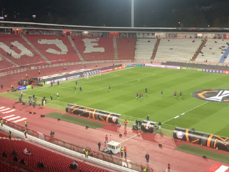 Neka čudna tišina u Ljutice Bogdana, kao da ne igra Zvezda u Evropi: Gde je publika?