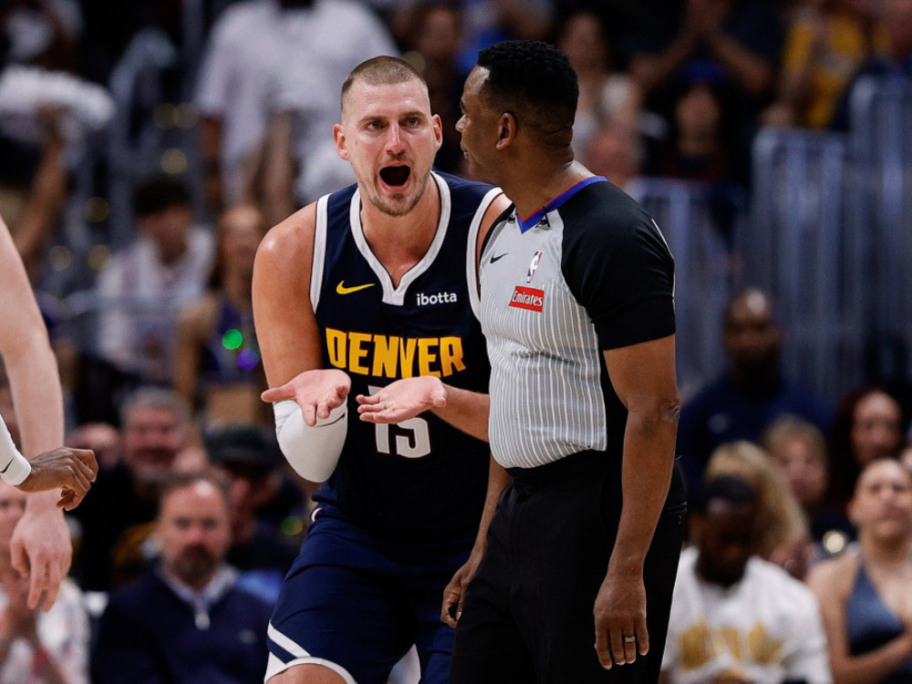 Nikola Jokić, košarkaš Denvera, tokom ranije rasprave sa sudiijom