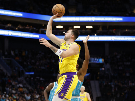 (VIDEO) Luka Dončić "izrešetao" i Šarlot: LA Lejkersi ponovo na trijumfalnom koloseku