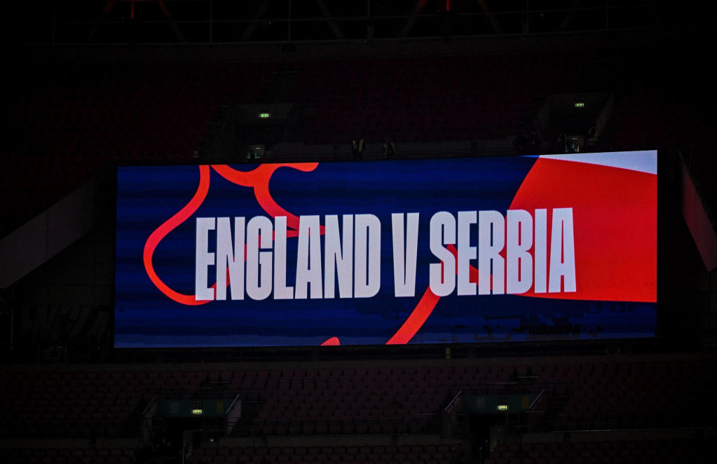 Oznake fudbalskih reprezentacija Srbije i Engleske, na semaforu "Vemblija"