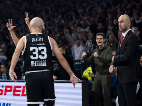 (VIDEO) Partizan doživeo debakl, Kalates šalje poljupce