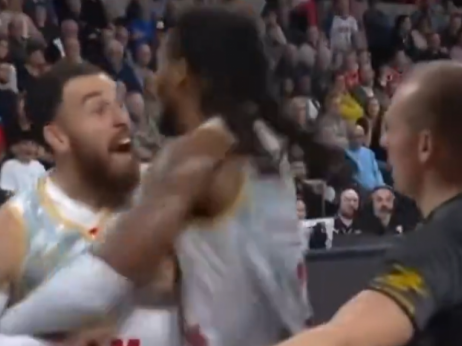 (FOTO/VIDEO) Majk Džejms "odlepio" na sudije: Saigrači morali da intervenišu