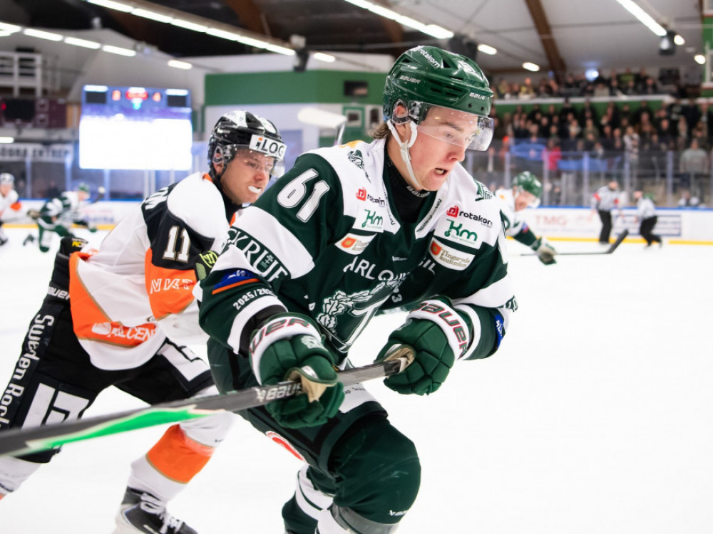 Duel dva hokejaša, koji će ubuduće morati da nose štitnike za vrat