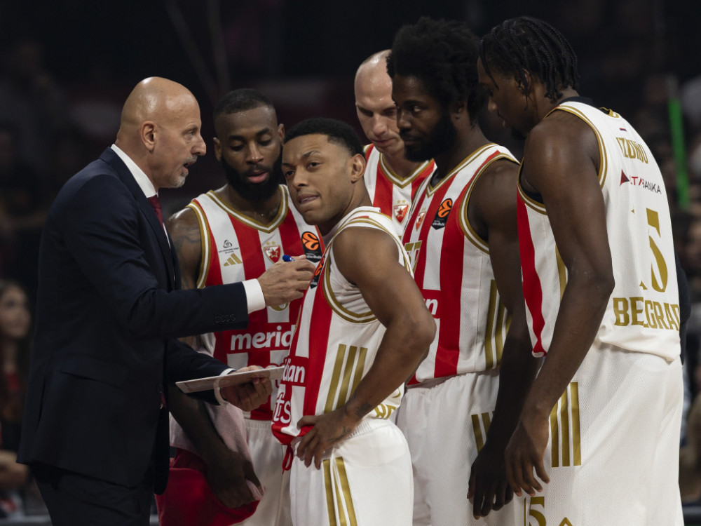 Košarkaši Crvene zvezde i trener Saša Obradović, na jednom od ranijih mečeva