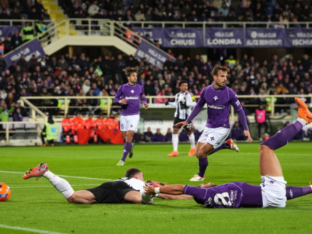 Dušan Vlahović, fudbaler Juventusa, sa saigračem na meču sa Fiorentinom