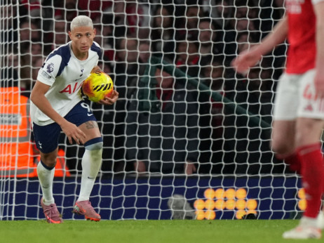 (VIDEO) Gol sezone u Premijer ligi? Rišarlison lobovao golmana Arsenala sa 40 metara!