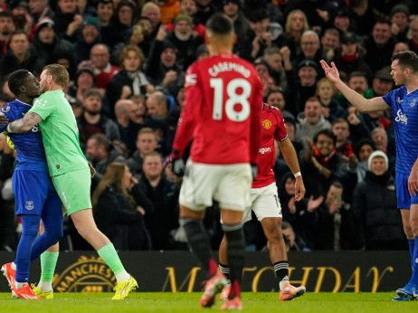 (VIDEO) Nesvakidašnja situacija u Premijer ligi: Fizički sukob dva igrača Evertona ostavio "karamele" sa čovekom manje