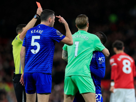 (VIDEO) Pljušte šamari na "Old Trafordu": Fizički sukob dva igrača Evertona ostavio "karamele" sa čovekom manje