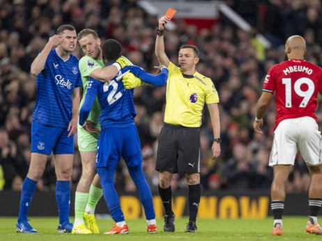 (VIDEO) Mančester junajted ne može ni protiv posvađanih "karamela": Everton sa desetoricom slavio na "Old Trafordu"