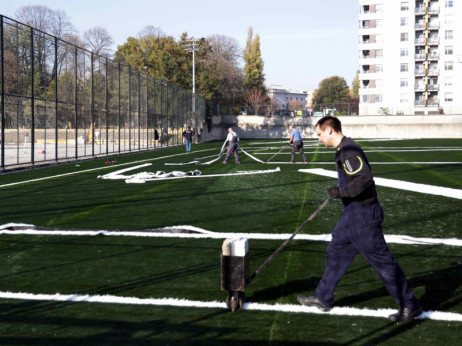 (FOTO GALERIJA) Zemunelo u novom ruhu: Gradi se moderan teren, tribine i svlačionice u SC Partizan