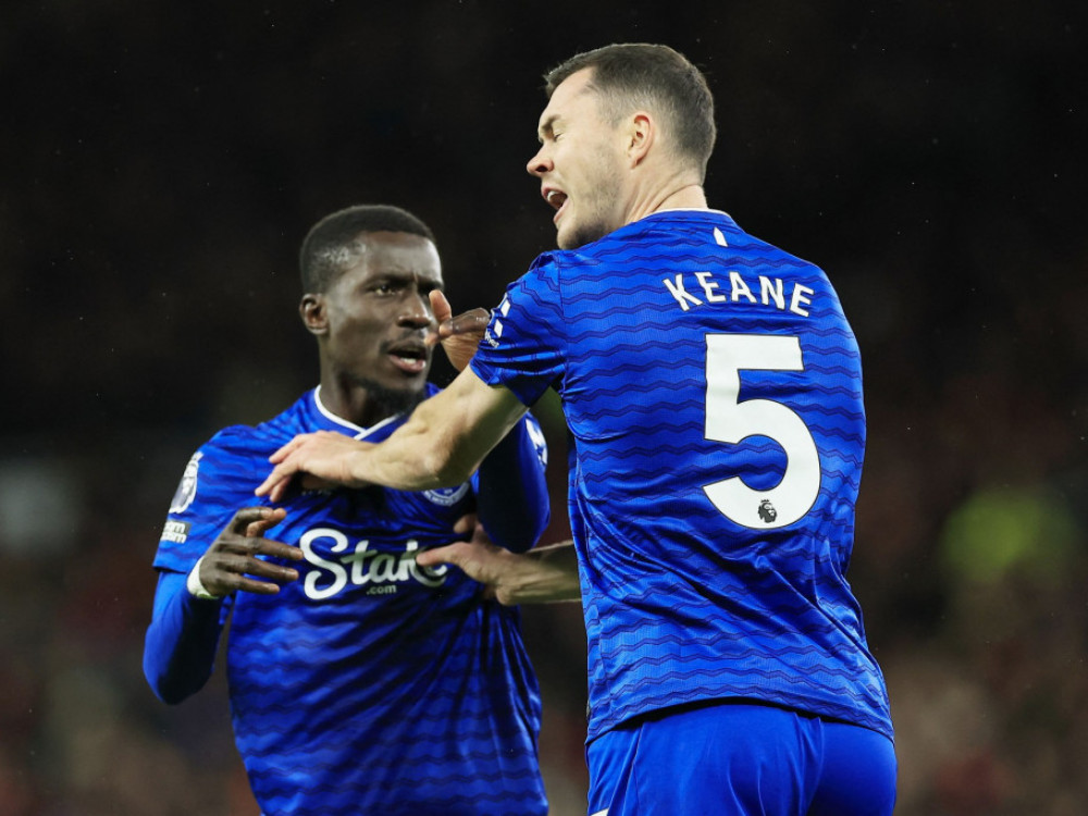 Idrisa Gej i Majkl Kin, fudbaleri Evertona, tokom incidenta na meču sa Mančester junajtedom