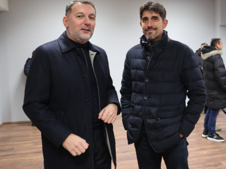 Veljko Paunović u društvu Nikole Lazetića gleda duel između Železničara i Radničkog 1923