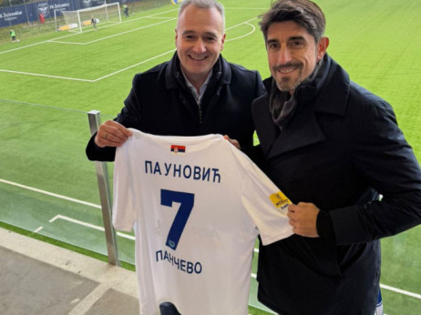 Veljko Paunović u društvu Nikole Lazetića gleda duel između Železničara i Radničkog 1923