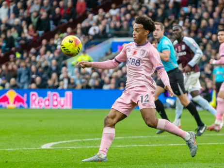 (VIDEO) Pršte golovi sa polovine terena u Premijer ligi: Posle Rišarlisona, Adams ušao u trku za gol sezone