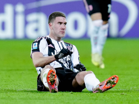 (VIDEO) Velika briga za Juventus: Dušan Vlahović se povredio i napustio teren