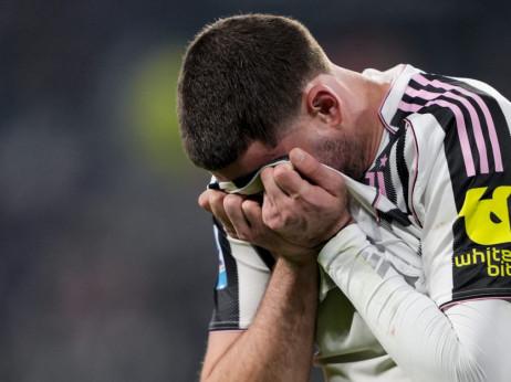 (VIDEO) Velika briga za Juventus: Dušan Vlahović se povredio i napustio teren
