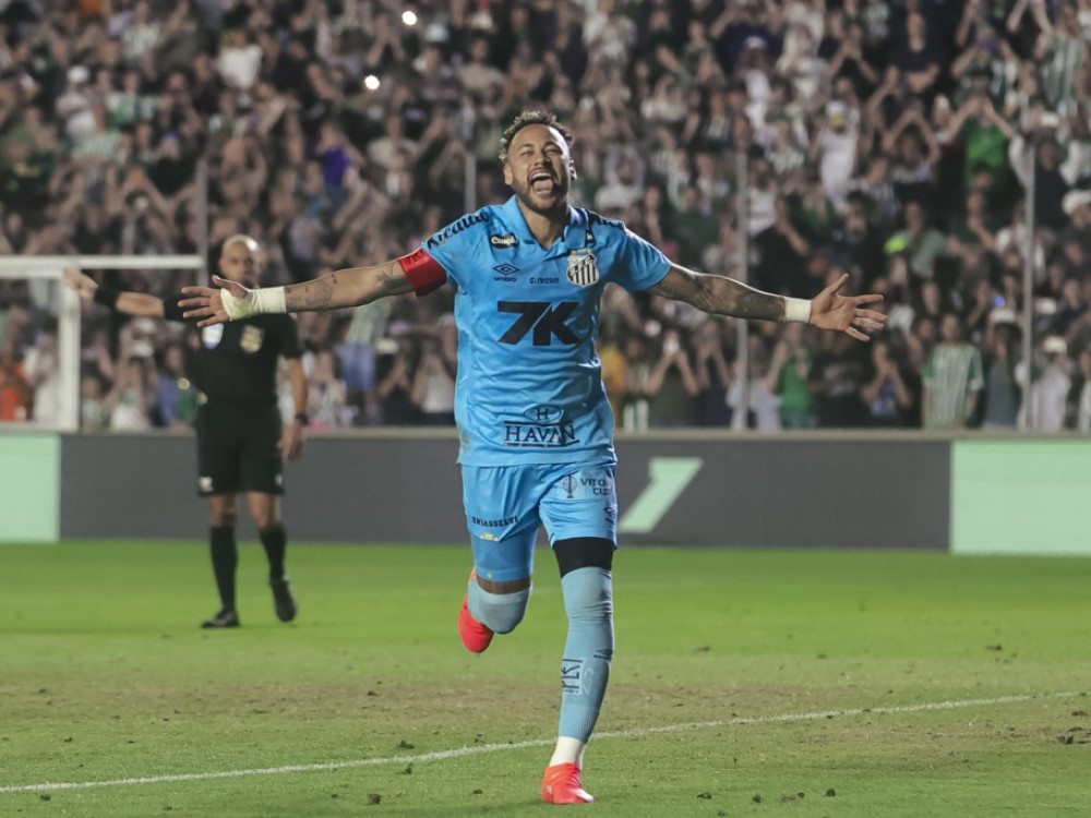 Nejmar, slavi svoje golove i pobedu Santosa